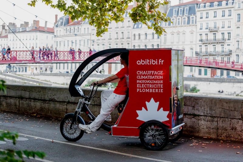 Technicien plombier chauffagiste en intervention dans le centre de Lyon en vélo cargo